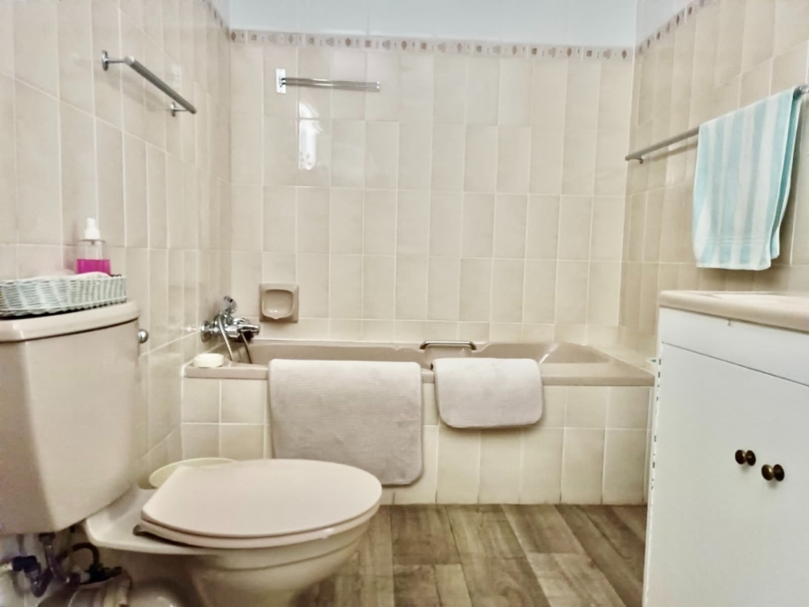 To Let 3 Bedroom Property for Rent in Lionviham Western Cape